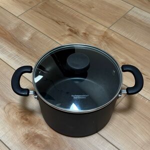 Pampered Chef Black Stockpot with Glass Lid